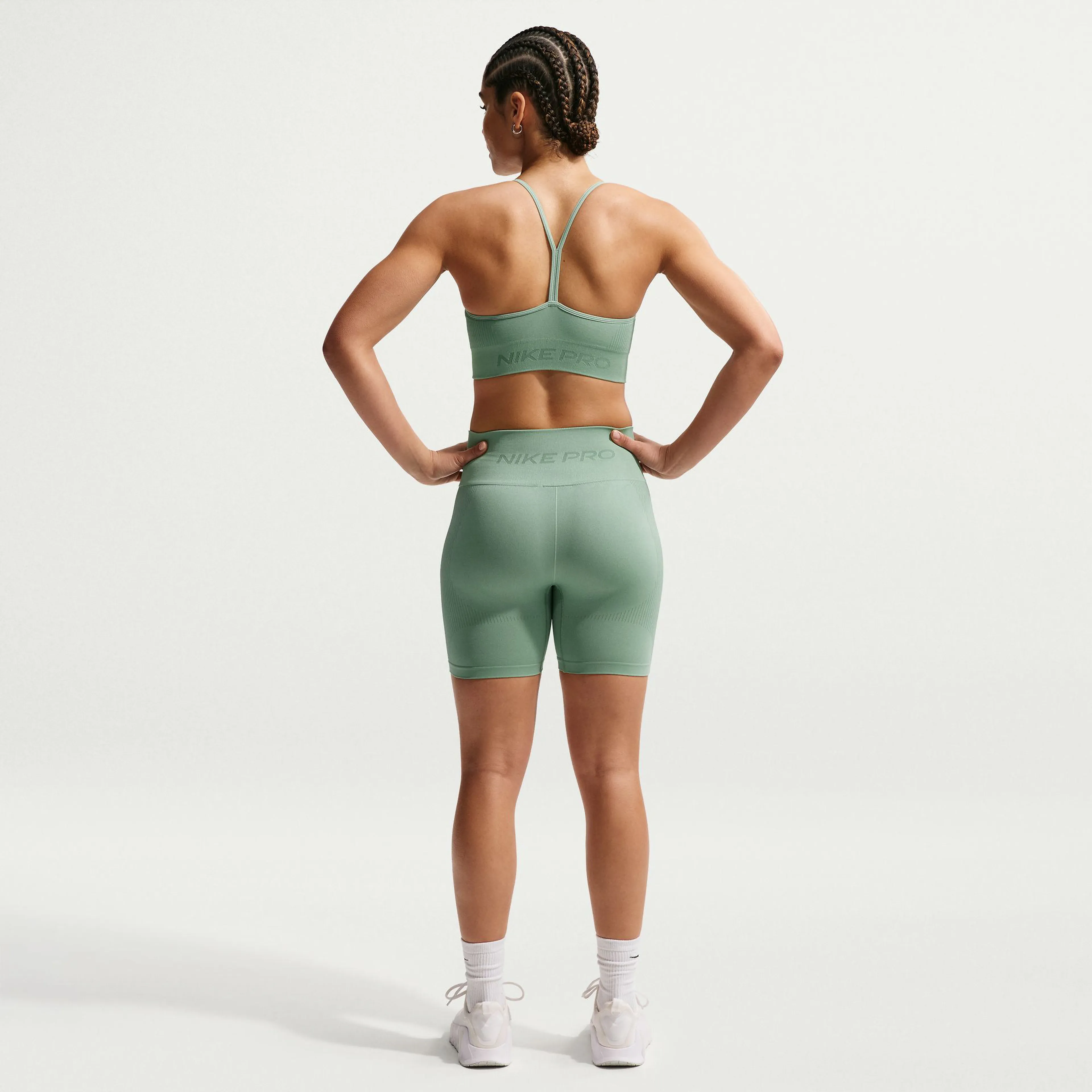 Pro Seamless Women's Light-Support Padded Sports Bra