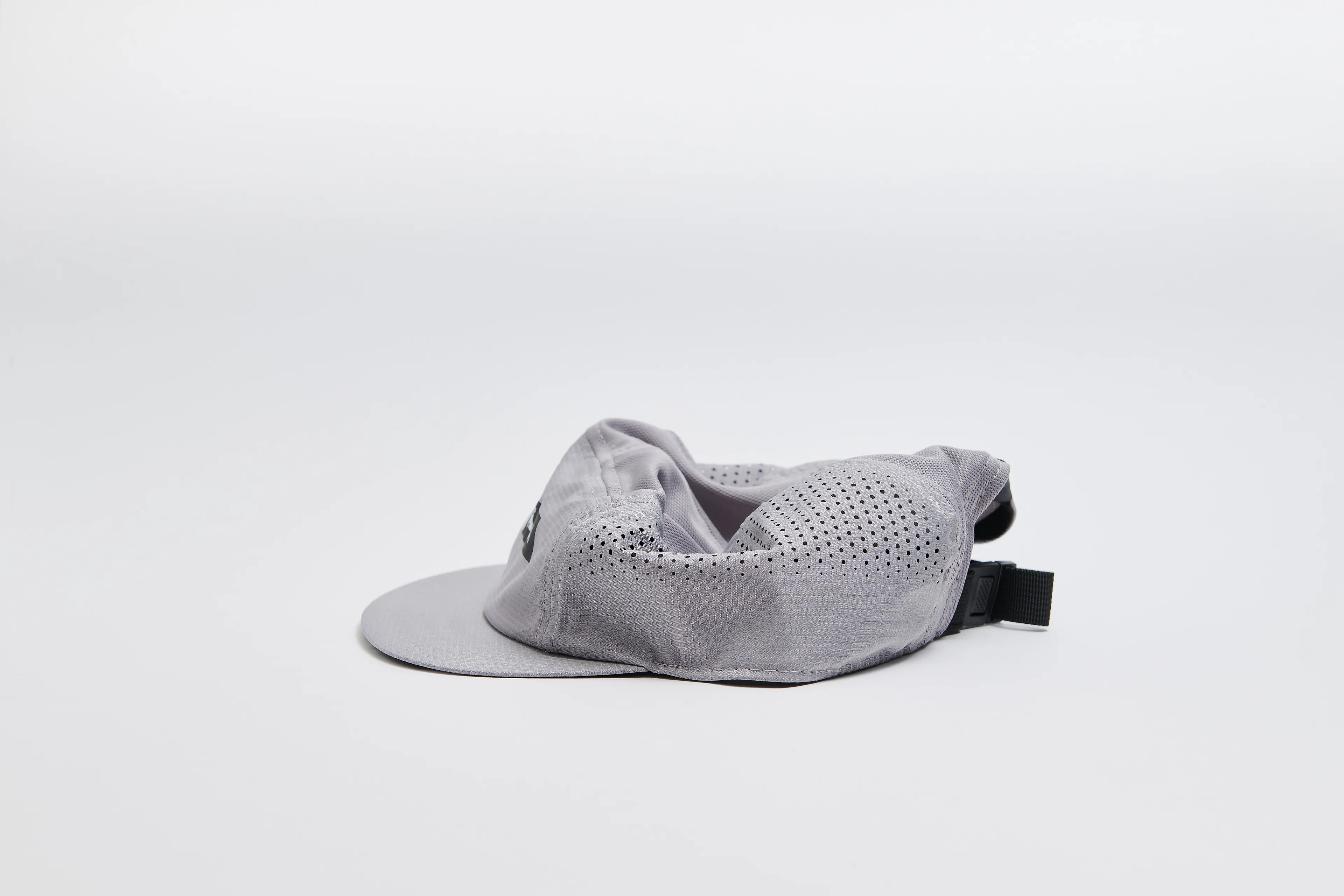 FEATHER RACING CAP