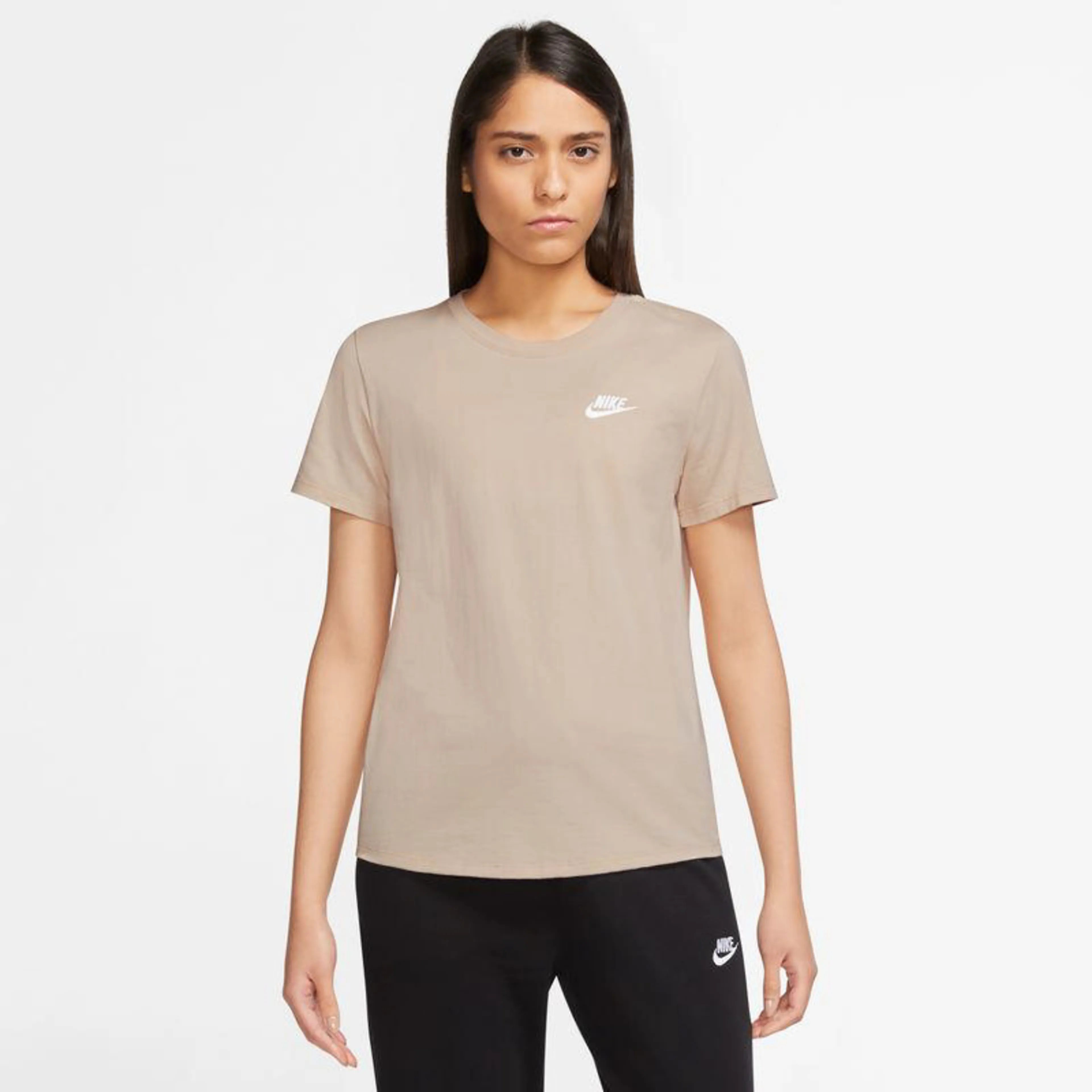 Sportswear Club Essentials t-skjorte dame Sportswear Club Essentials t-skjorte dame