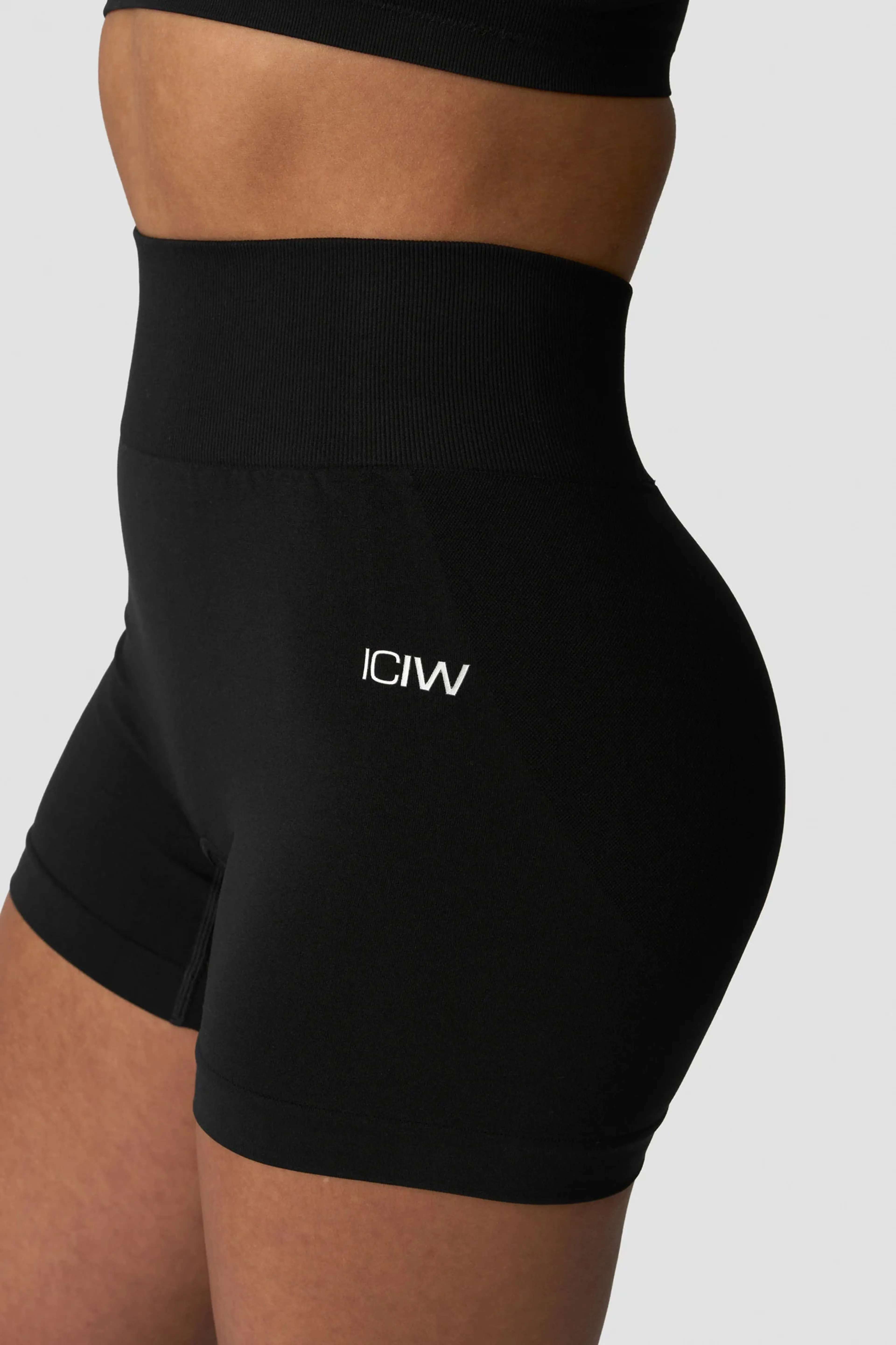 Smooth Seamless Midi Shorts W