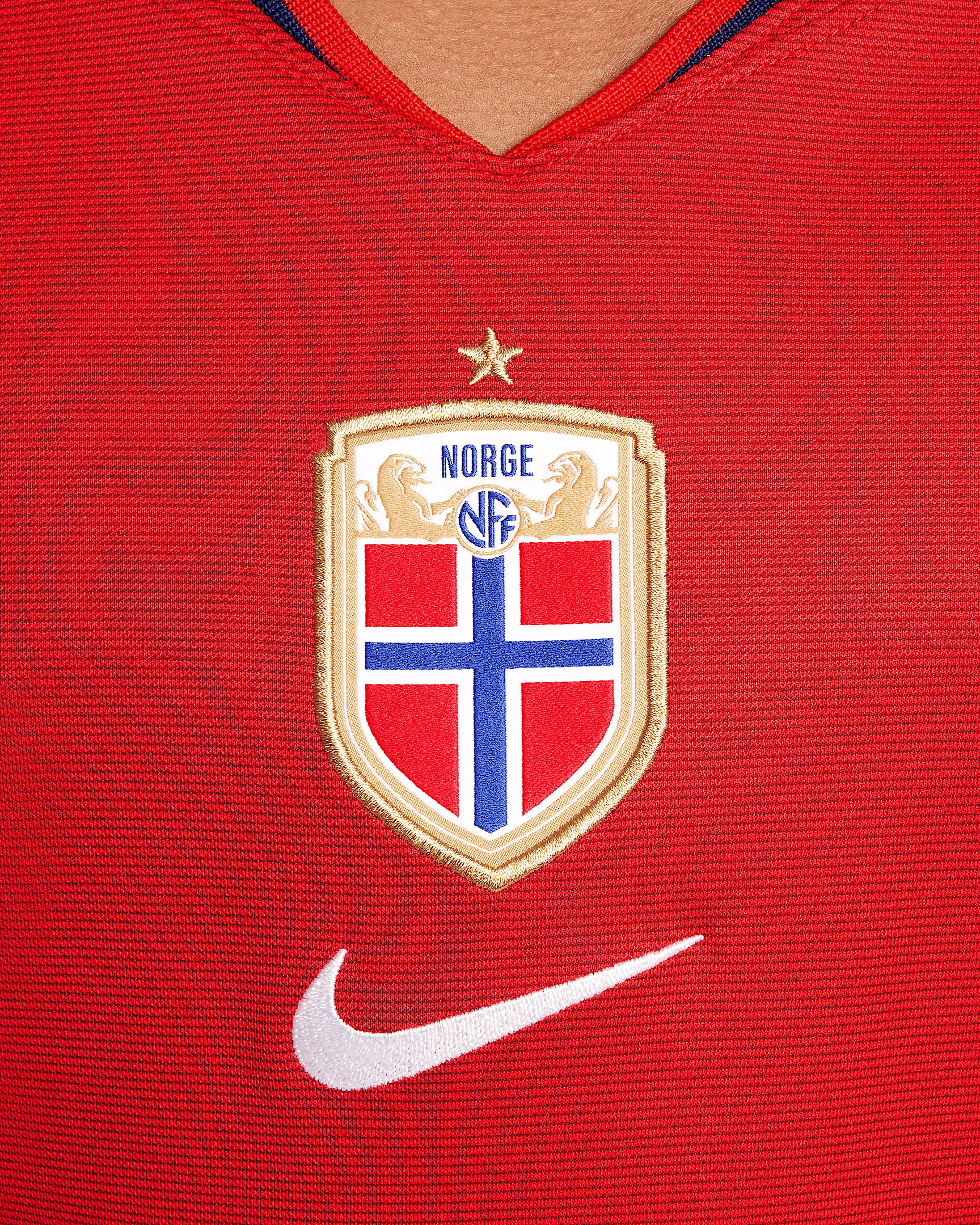 Norge 2025 Youth Stadium Home jersey (kvinnelaget, hjemmedrakt) Norge 2025 Youth Stadium Home jersey (kvinnelaget, hjemmedrakt)