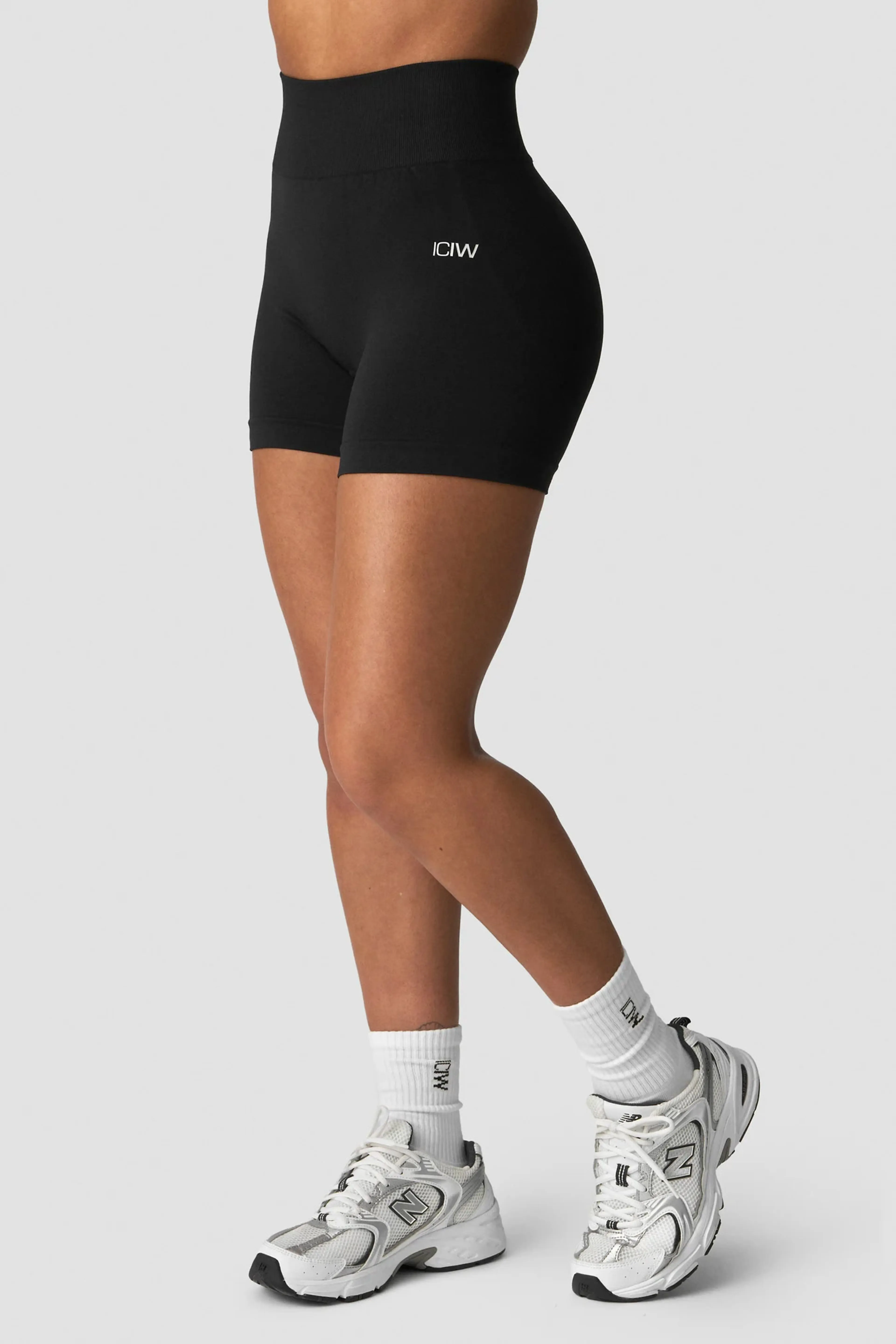 Smooth Seamless Midi Shorts W