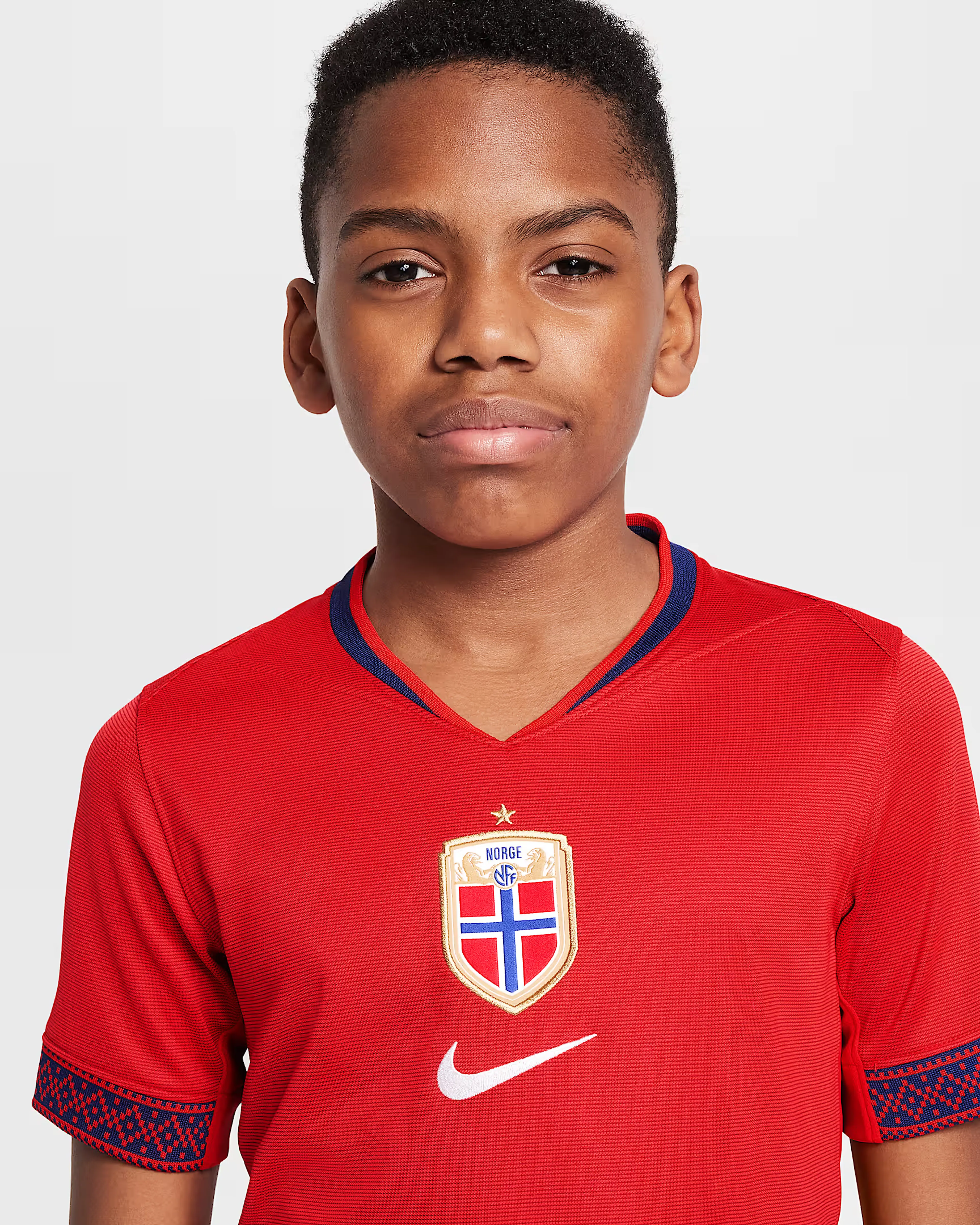 Norge 2025 Youth Stadium Home jersey (kvinnelaget, hjemmedrakt) Norge 2025 Youth Stadium Home jersey (kvinnelaget, hjemmedrakt)