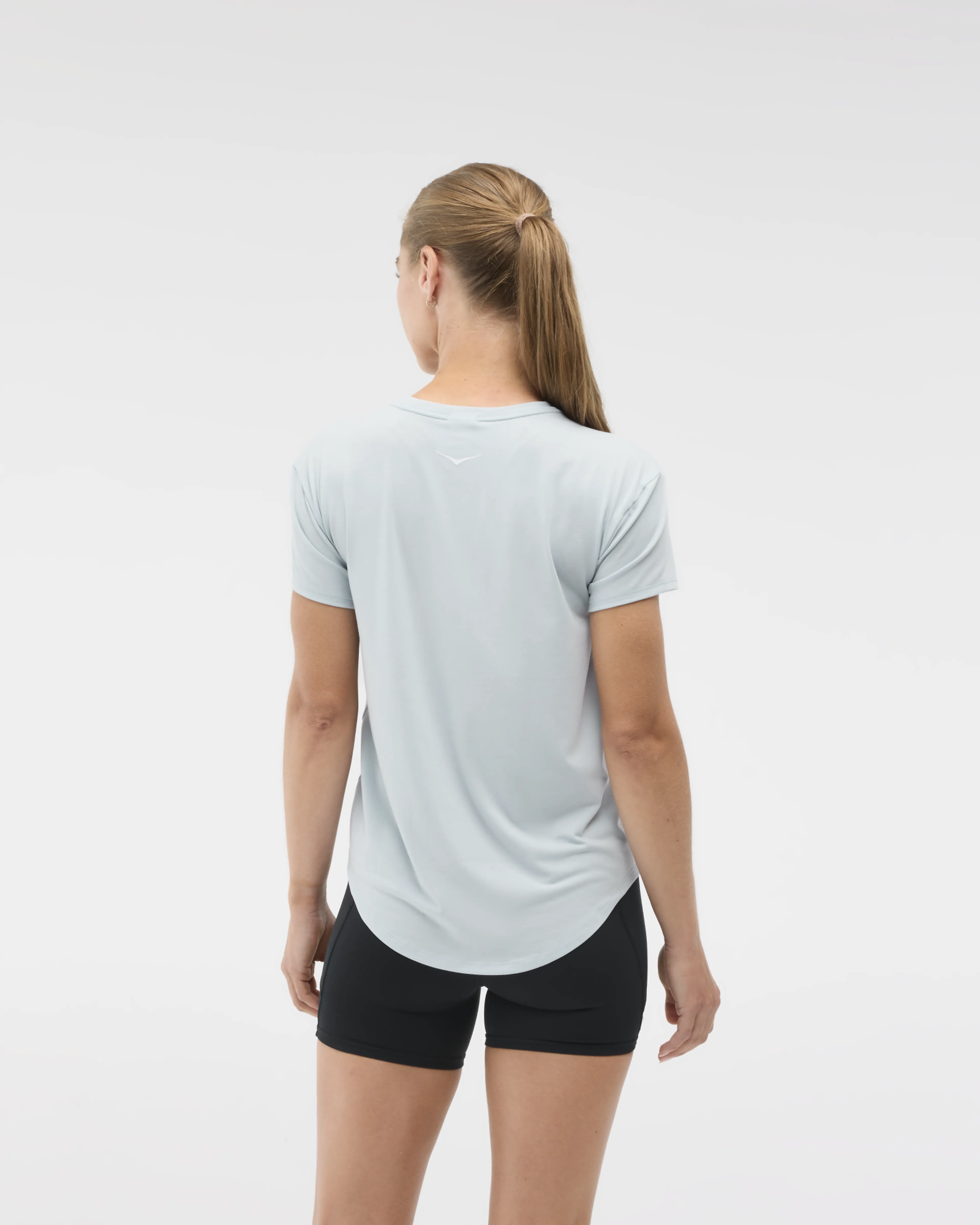 W HOKA ESSENTIAL TEE