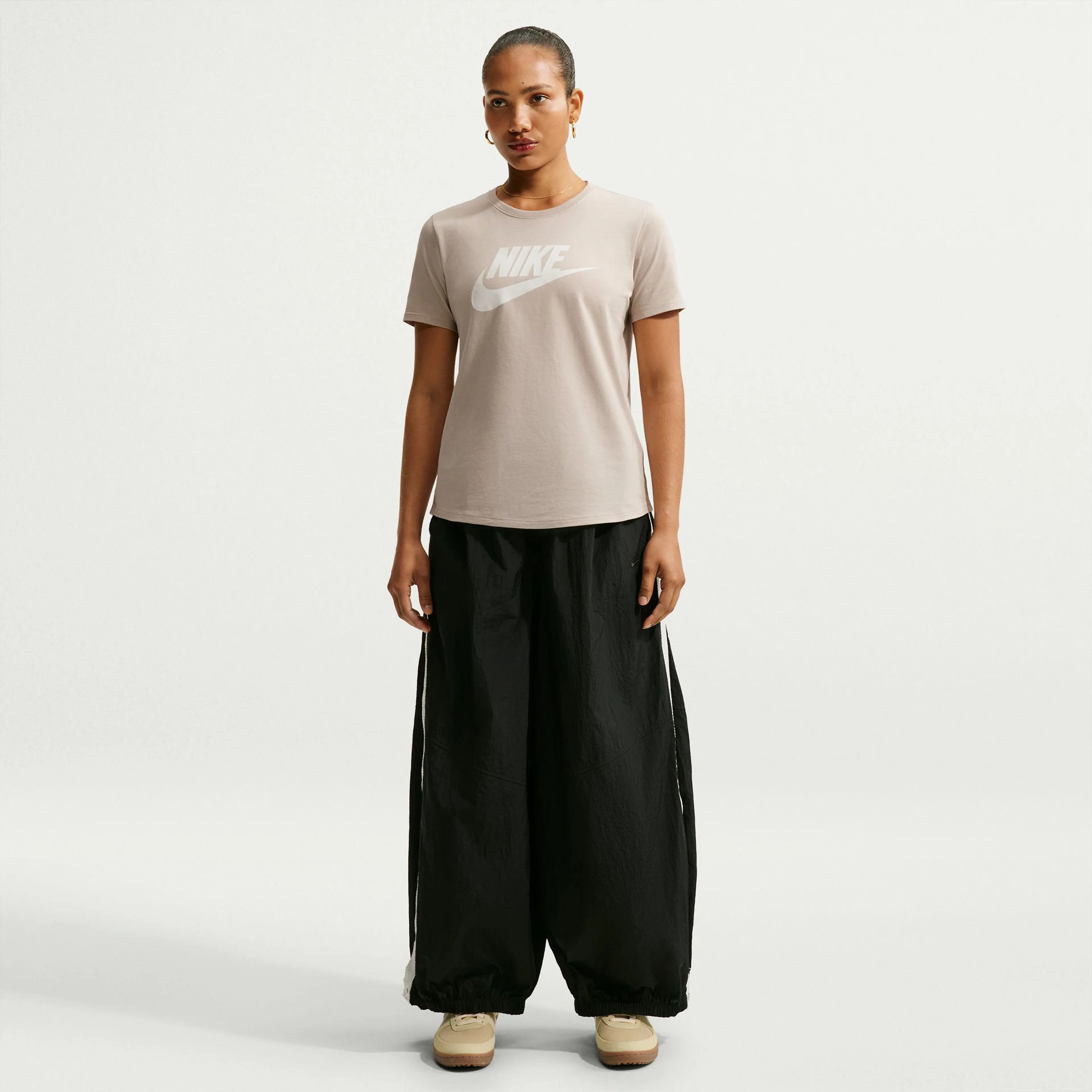 Sportswear Essentials t-skjorte dame