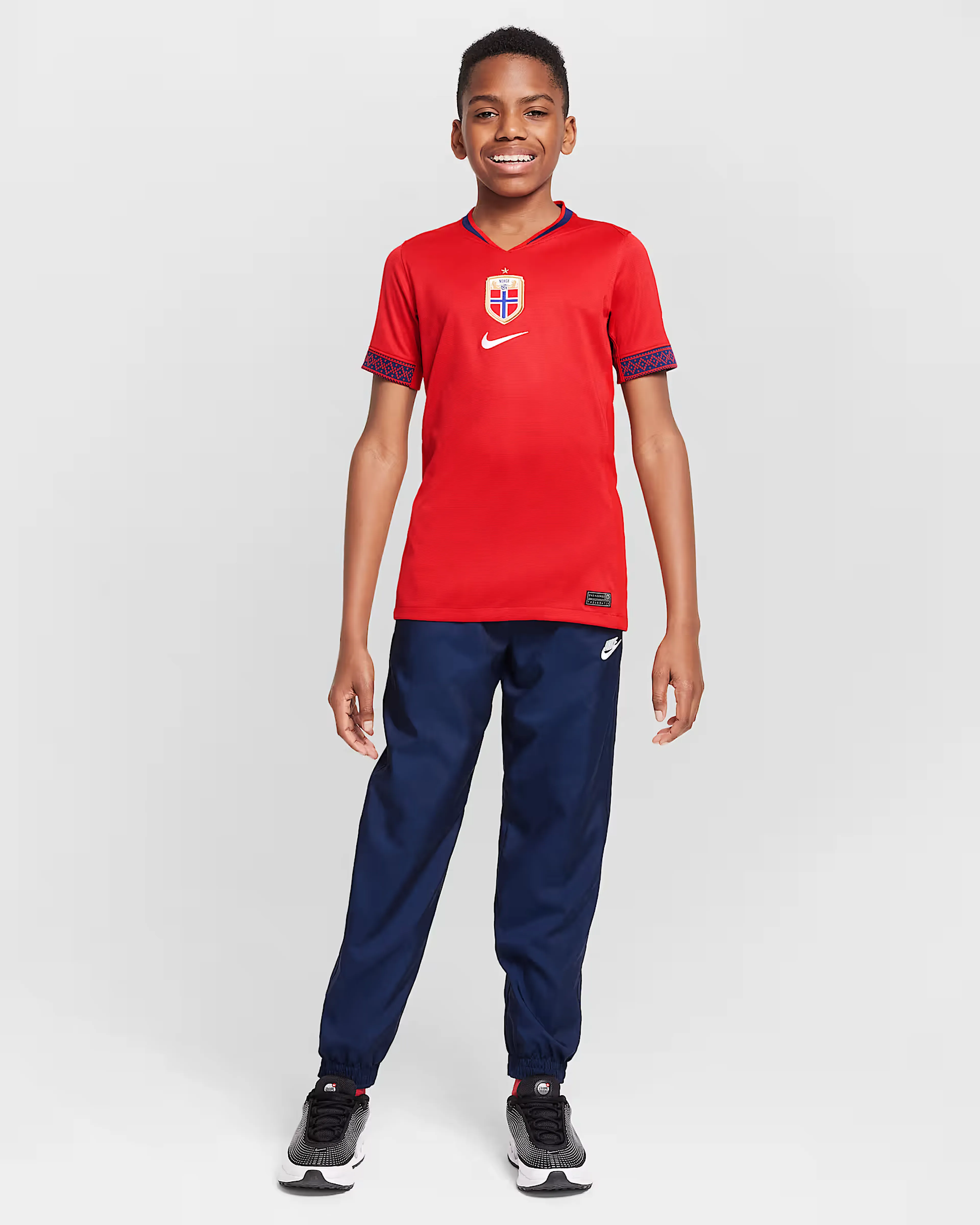 Norge 2025 Youth Stadium Home jersey (kvinnelaget, hjemmedrakt) Norge 2025 Youth Stadium Home jersey (kvinnelaget, hjemmedrakt)