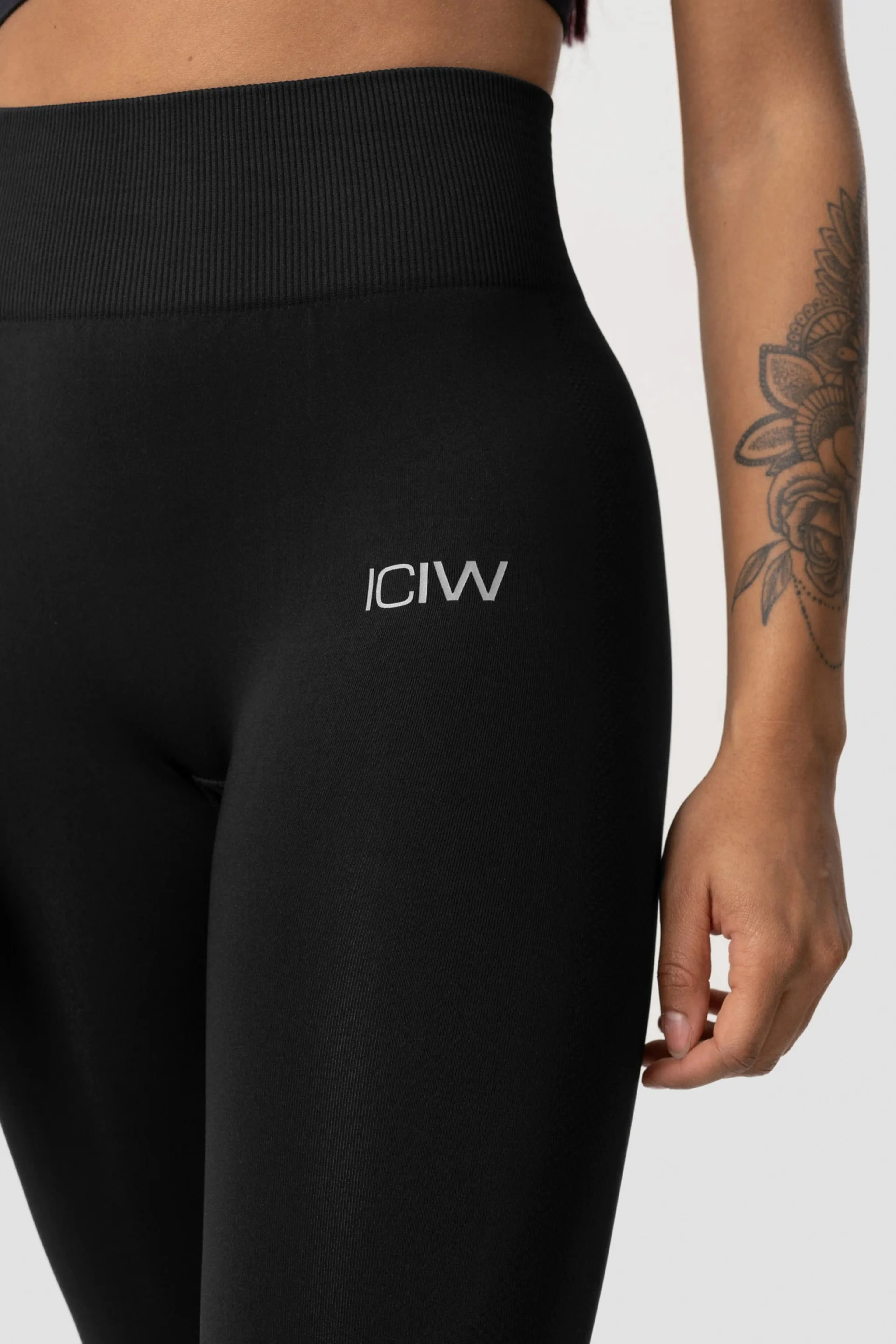 Define Seamless Tights